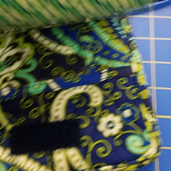 Vera Bradley Cross Body Purse Green 6" x 7" x 1" - Picture 4 of 12